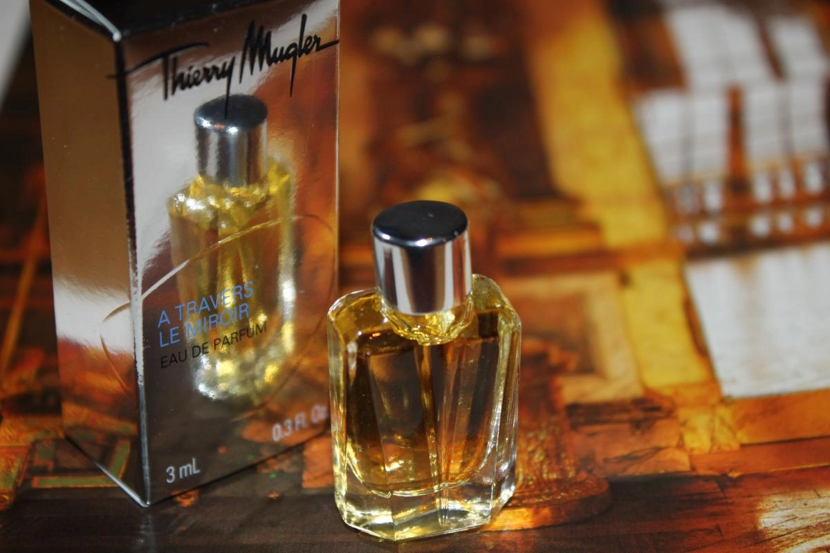 MUGLER A Travers Le Miroir MUGLER A Travers Le Miroir