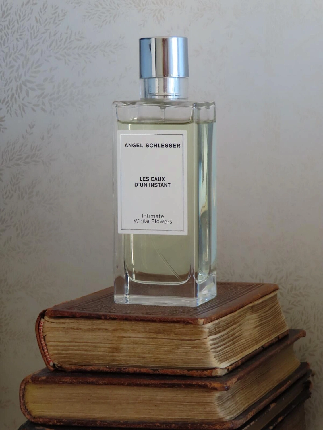 Angel Schlesser Intimate White Flowers
