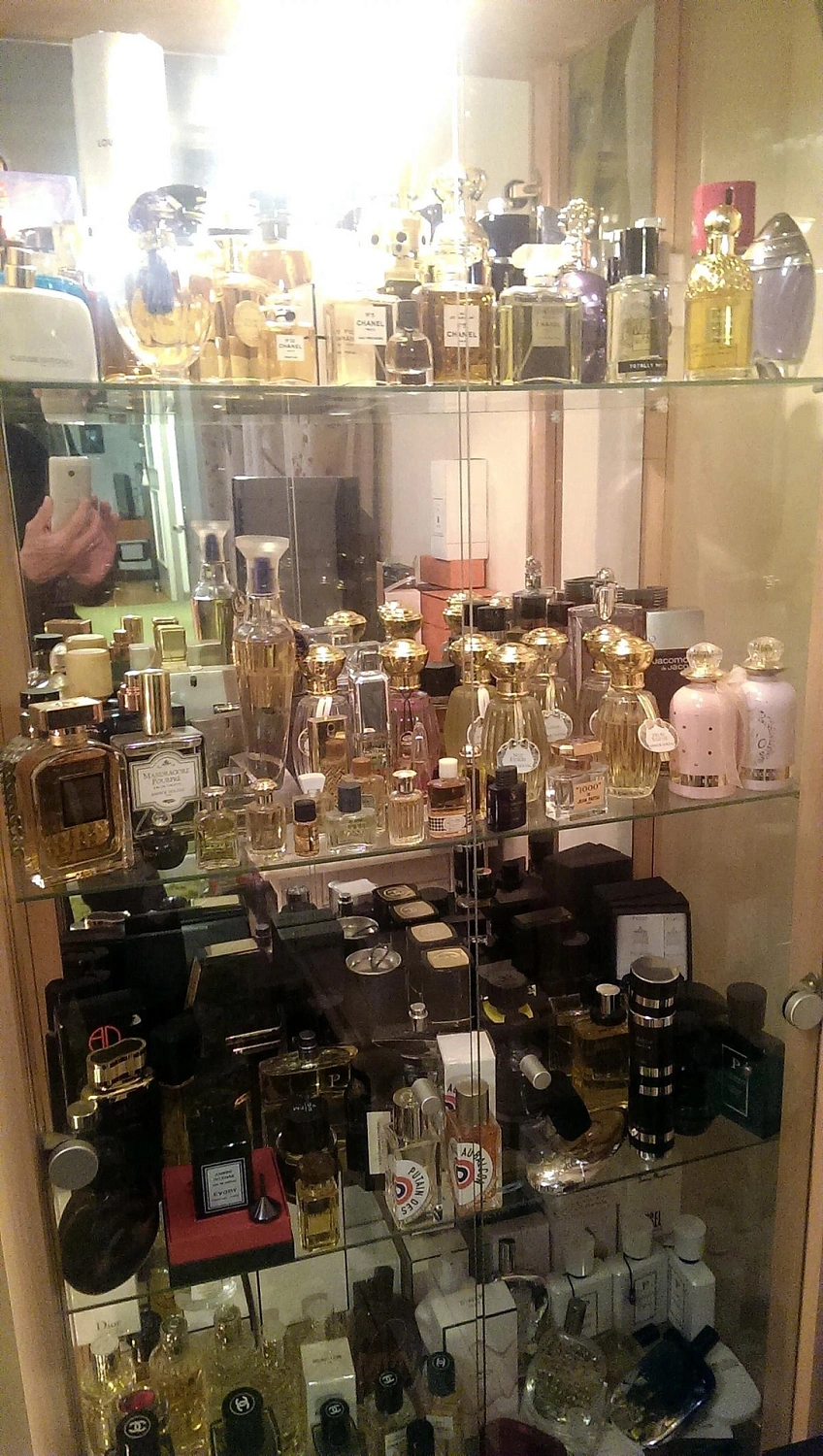 Nikos Parfums Sculpture