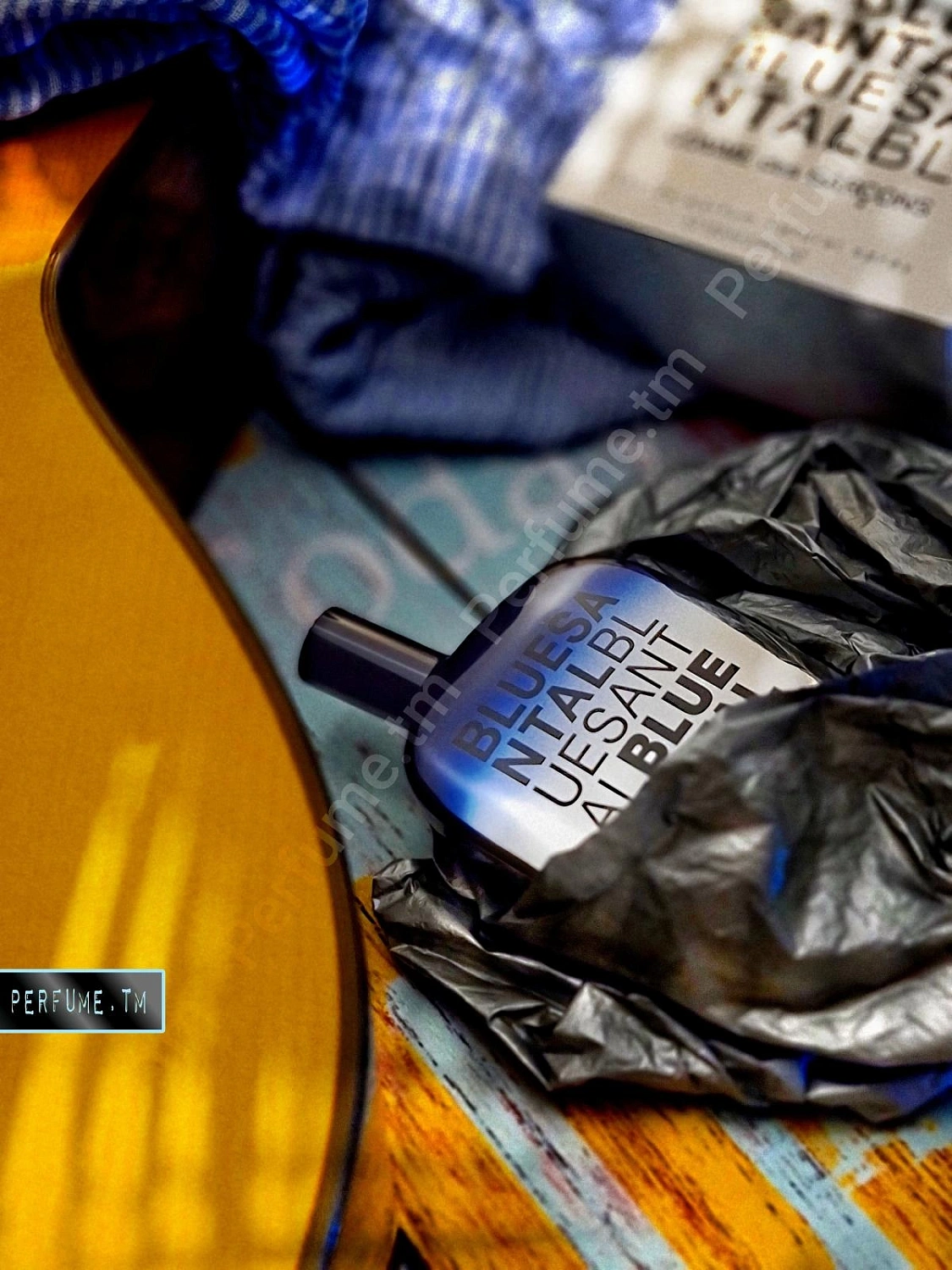 Comme des Garcons Blue Santal