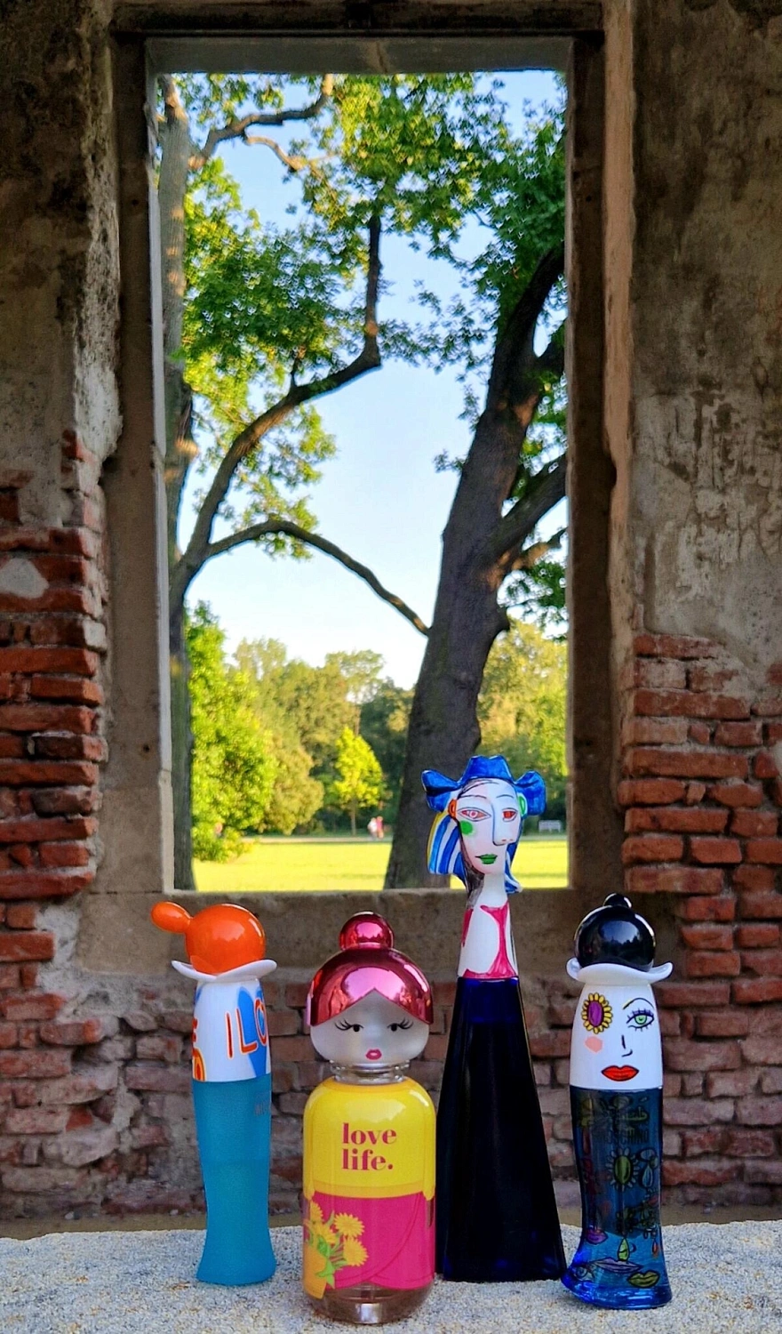 MOSCHINO So Real Cheap & Chic