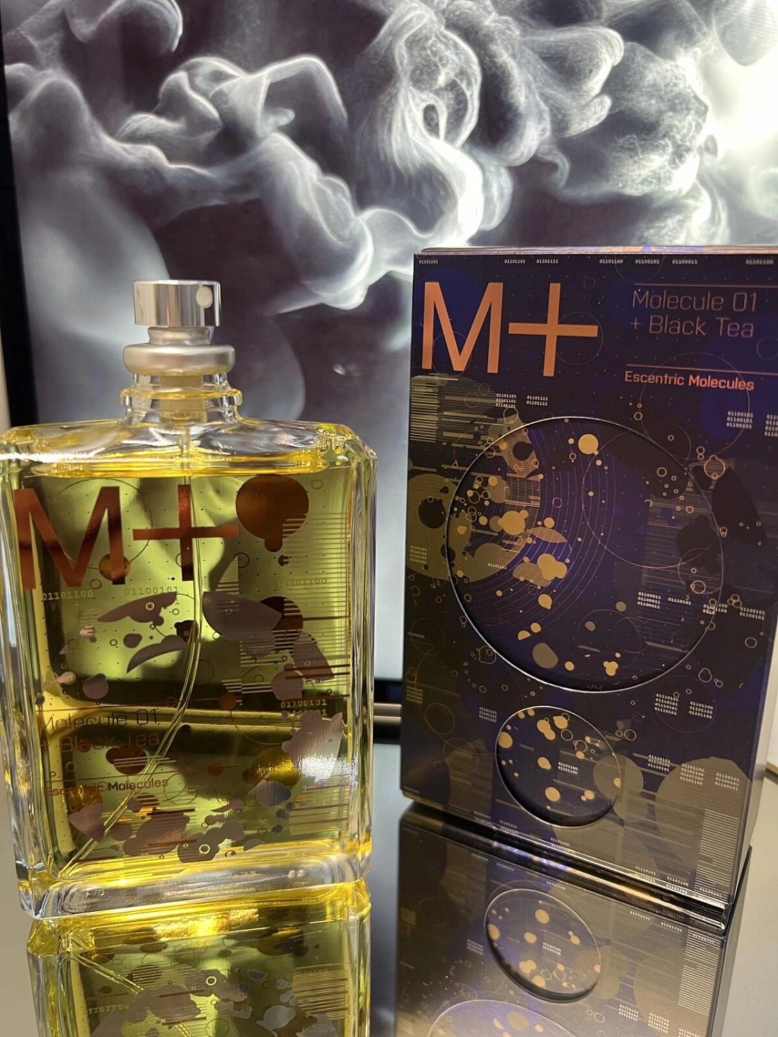 Escentric Molecules Molecule 01 + Black Tea