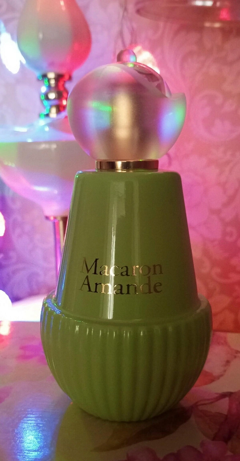 Jeanne Arthes Tea Time à Paris Macaron Amande