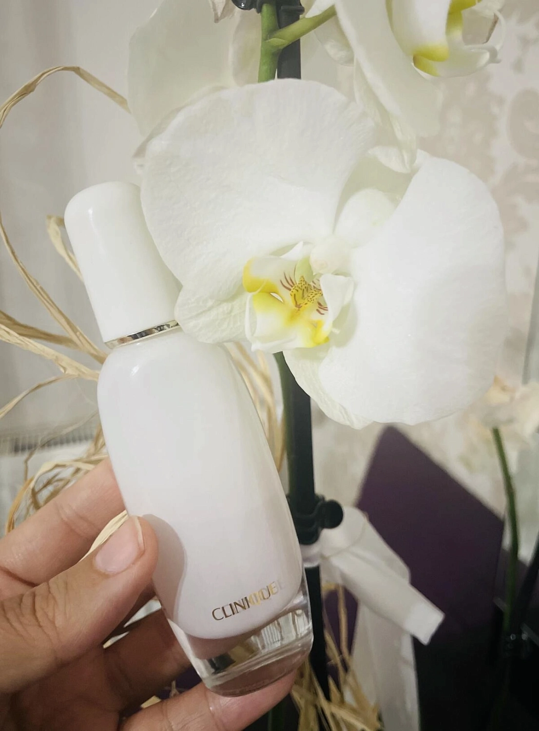 Clinique Aromatics in White