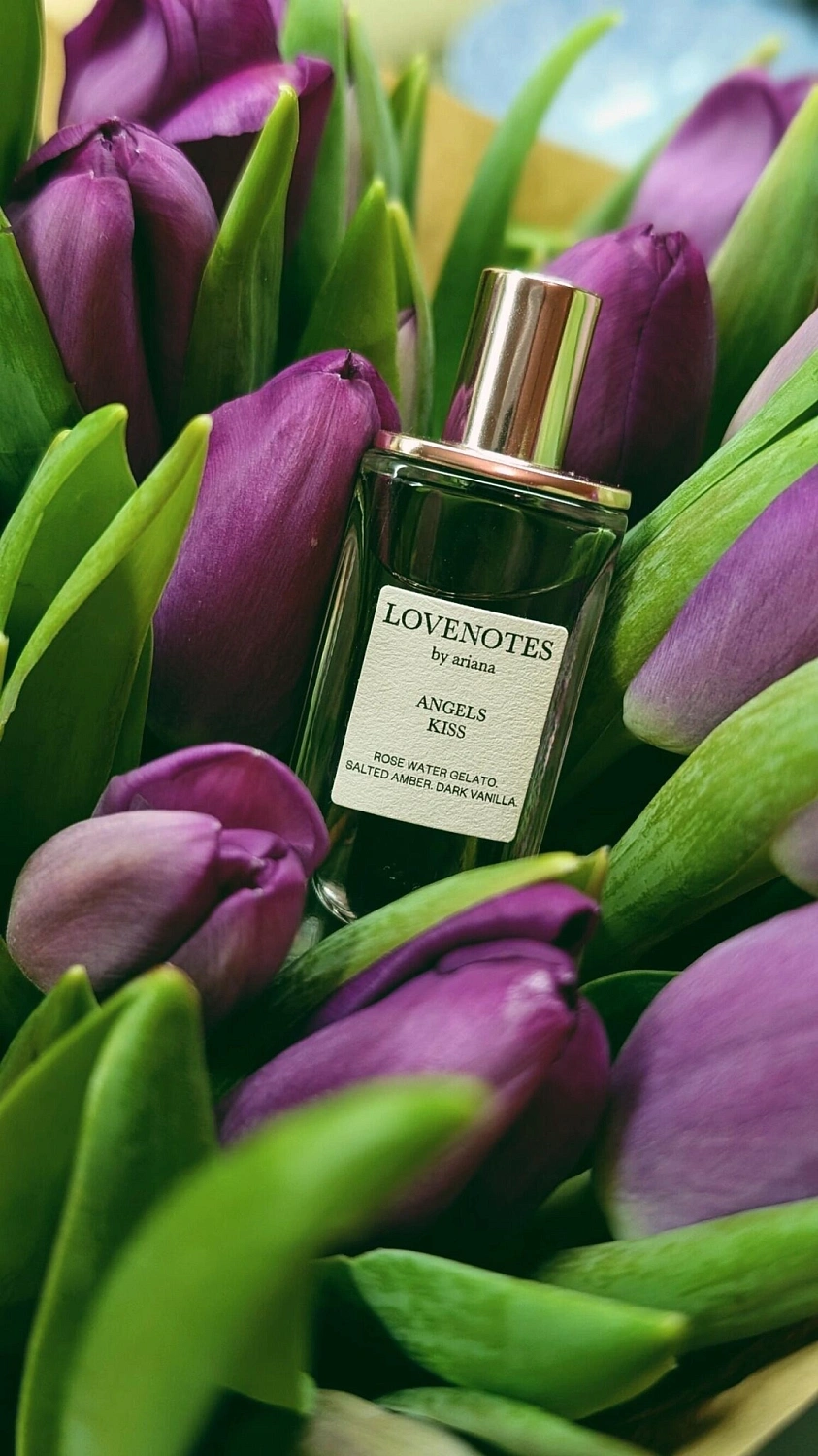 Ariana Grande Angels Kiss