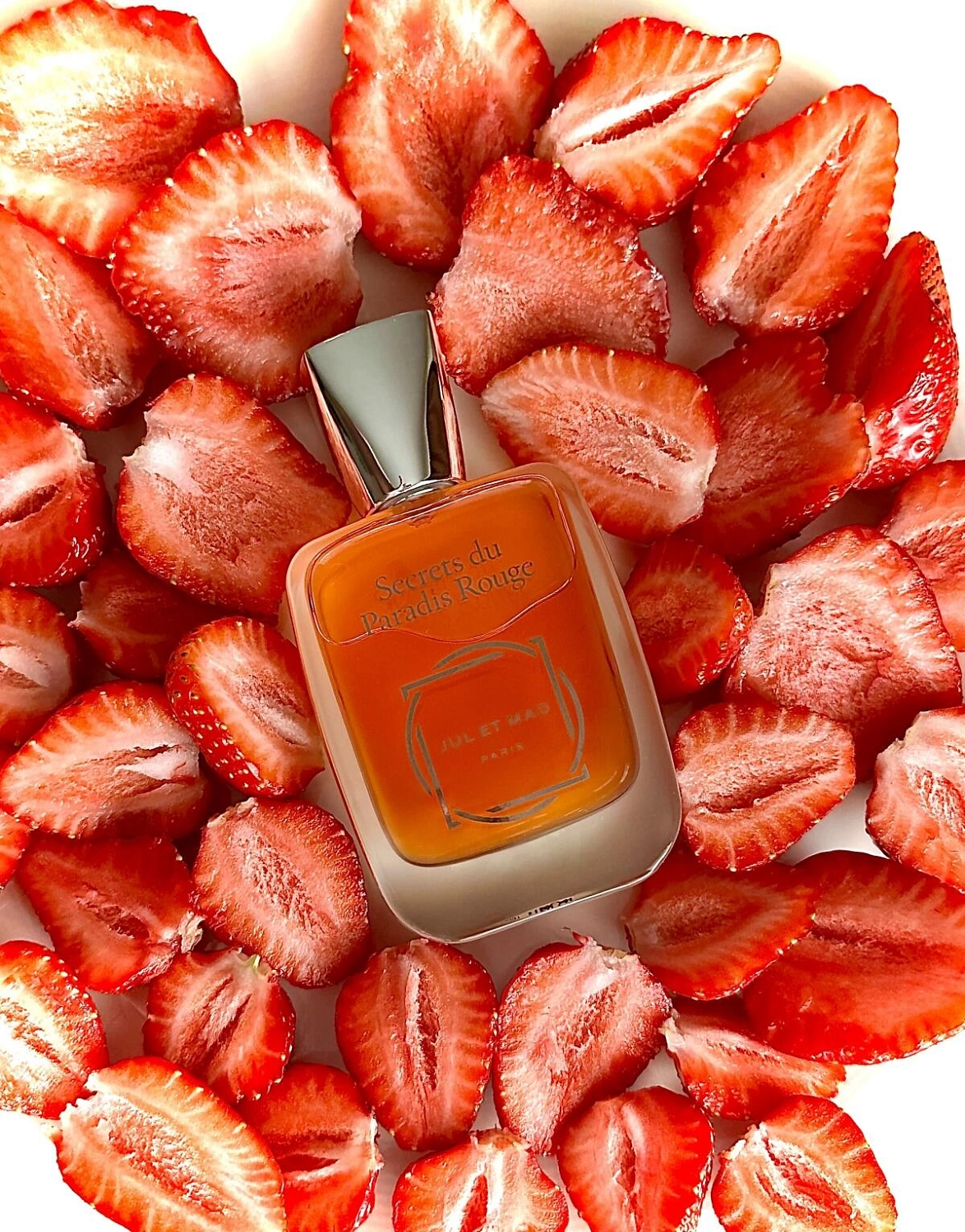 Jul et Mad Secrets du Paradis Rouge